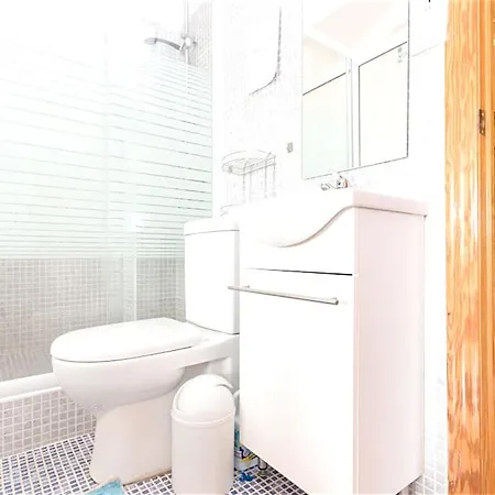 3 Bedrooms Appartement At Torrevieja 80 M Away From The Beach With Sea View Terrace And Wifi شقة *